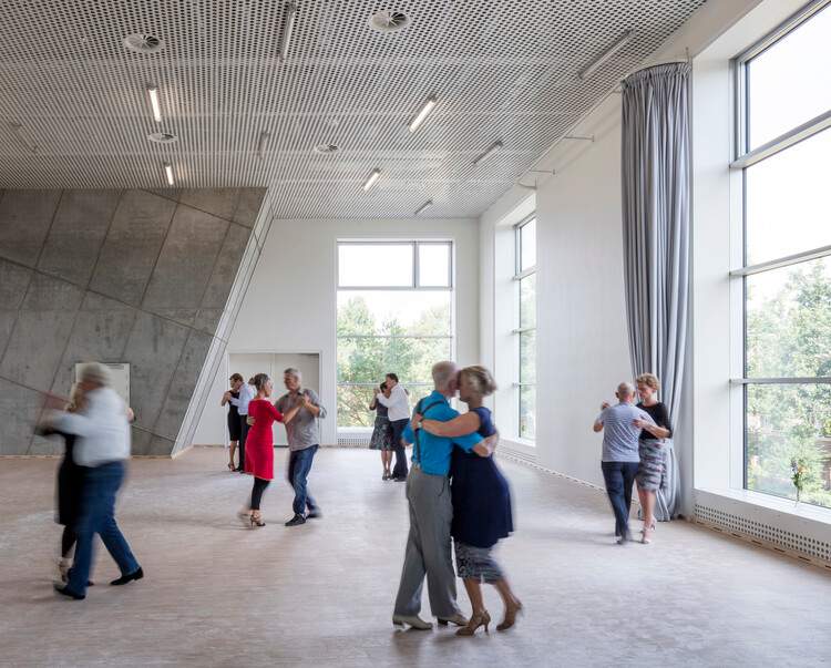 休闲建筑：13个塑造跨代共融空间的项目 - 2 的图像 15