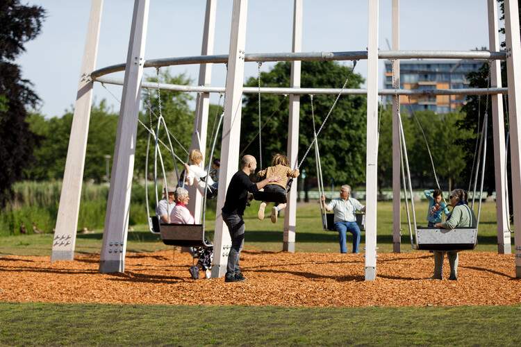 休闲建筑：13个塑造跨代共融空间的项目 - 4 的图像 15