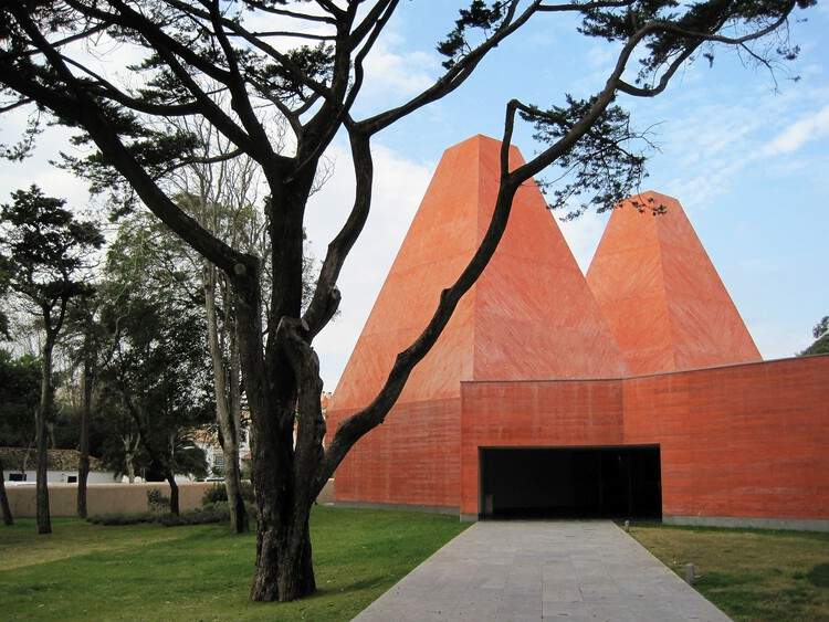 不止于灰：15 个探索红色色素混凝土的项目 - 19 的图像 32