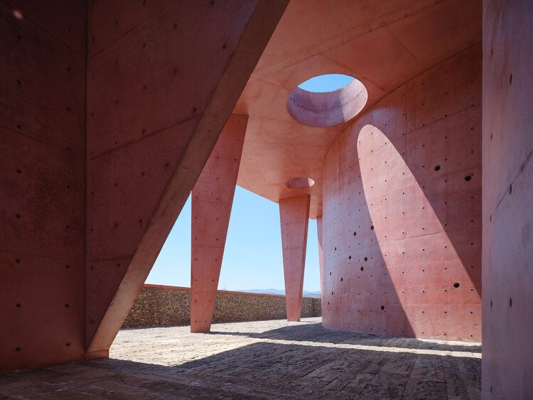 不止于灰：15 个探索红色色素混凝土的项目 - 7 的图像 32