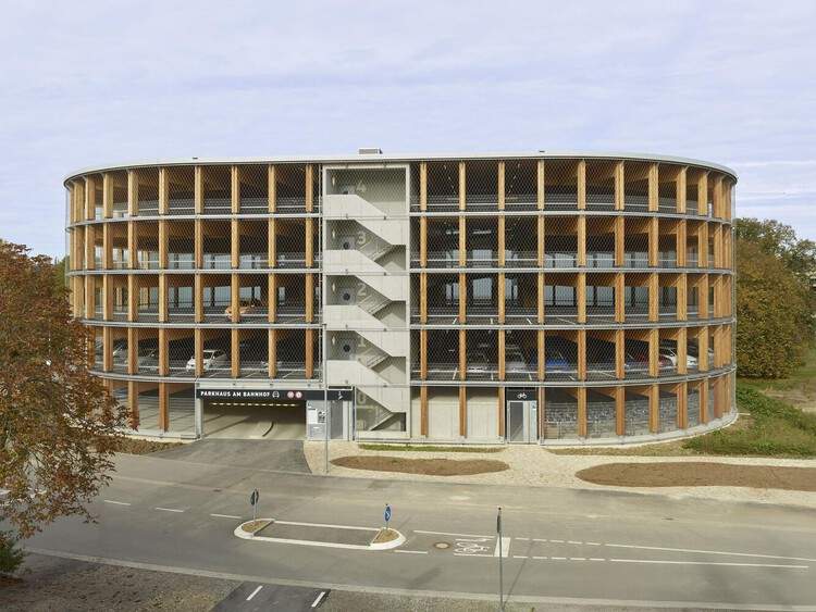 不止于停车：12 个重塑城市空间的停车楼项目 - 16 的图像 31