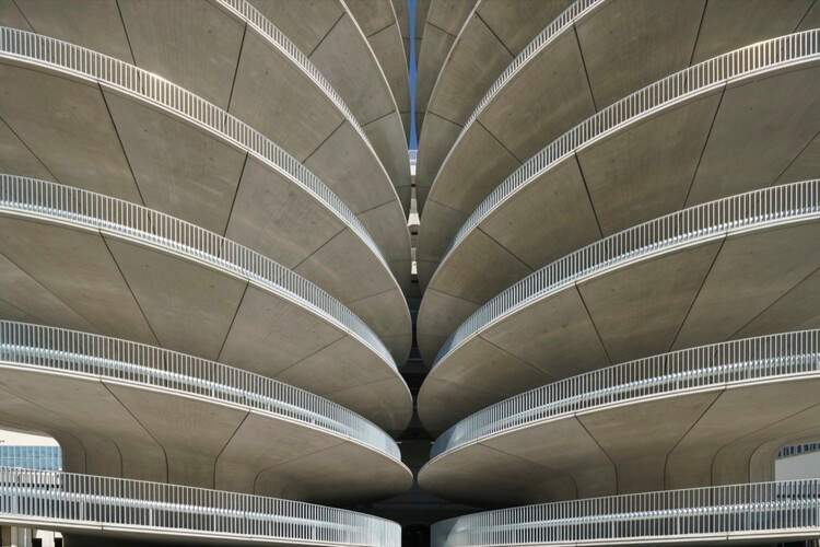 不止于停车：12 个重塑城市空间的停车楼项目 - 5 的图像 31