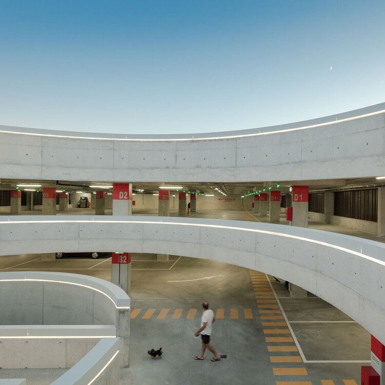 不止于停车：12 个重塑城市空间的停车楼项目 - 8 的图像 31