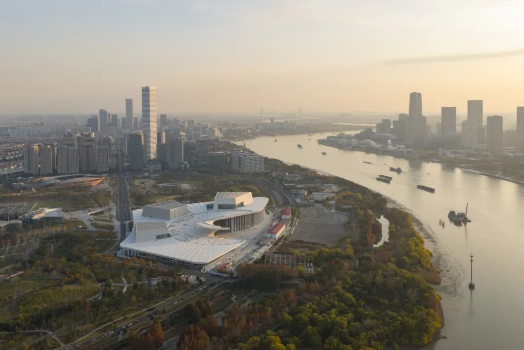 上海大歌剧院设计解析：融合流动美学与城市生态(图1)