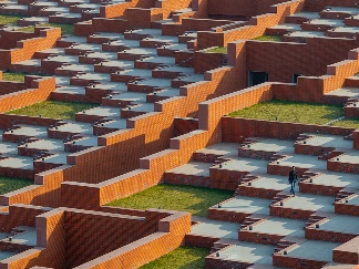 印度Prestige大学新建筑屋顶铺满阶梯平台，打造多功能社交空间(图2)