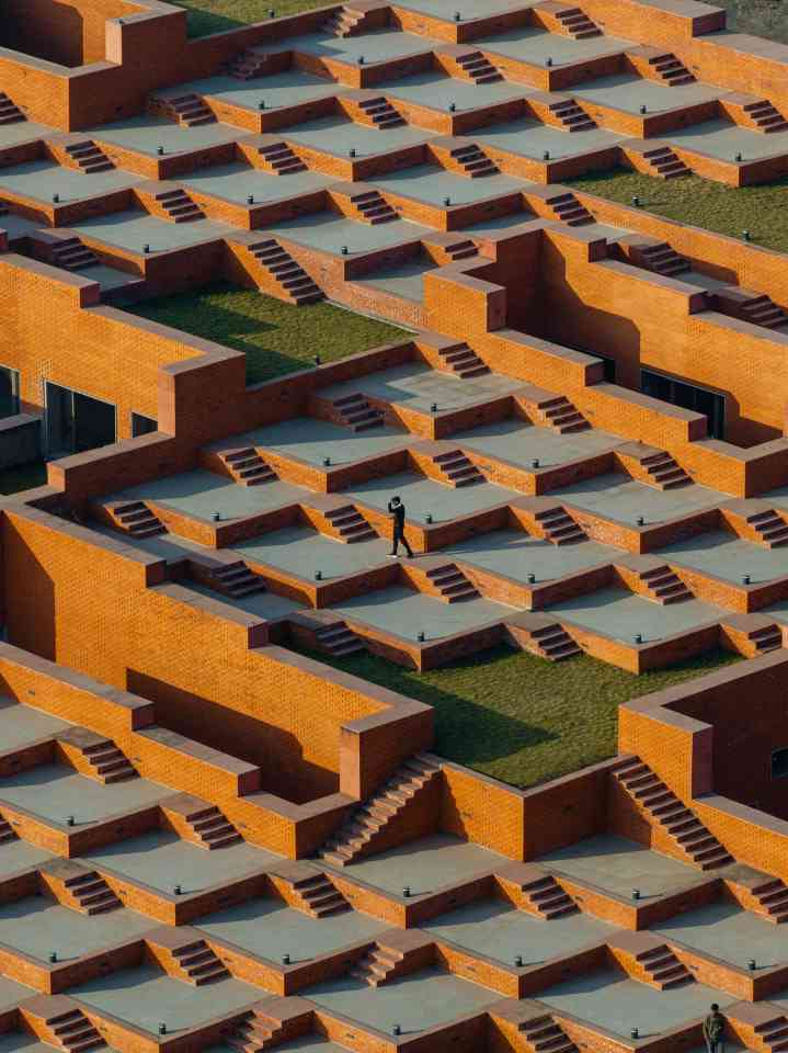 印度Prestige大学新建筑屋顶铺满阶梯平台，打造多功能社交空间(图5)