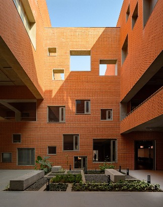 印度Prestige大学新建筑屋顶铺满阶梯平台，打造多功能社交空间(图13)