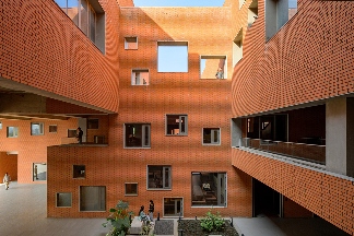 印度Prestige大学新建筑屋顶铺满阶梯平台，打造多功能社交空间(图17)