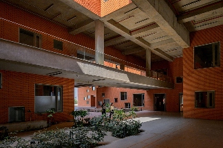 印度Prestige大学建筑：463个阶梯平台打造多功能屋顶空间(图18)