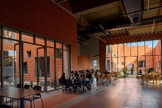 印度大学新建筑463个阶梯平台打造社交空间(图24)